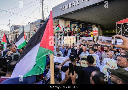 Gaza, Palästina. Juni 2021. Während einer Demonstration gegen den umstrittenen flaggenmarsch, der von etwa 5,000 rechten israelischen Bürgern durch die Altstadt von Jerusalem organisiert wurde, hörten die Palästinenser den Reden zu. Kredit: SOPA Images Limited/Alamy Live Nachrichten Stockfoto