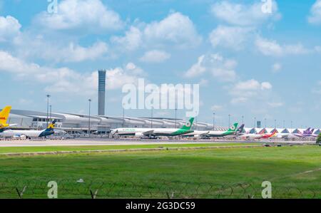 SAMUT PRAKAN, THAILAND-15. MAI 2021 : Frachtflugzeug auf dem Flugplatz in der Nähe des Flughafenterminals geparkt. Frachtflugzeug von EVA Air, K-Mile Air. Stockfoto