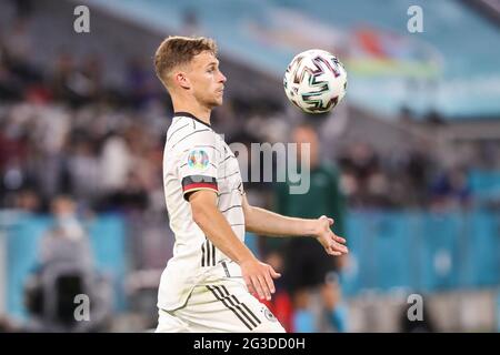 München, Deutschland. Juni 2021. Joshua Kimmich aus Deutschland kontrolliert den Ball während des UEFA Euro 2020 Championship Group F-Spiels zwischen Frankreich und Deutschland in München, Deutschland, am 15. Juni 2021. Kredit: Shan Yuqi/Xinhua/Alamy Live Nachrichten Stockfoto