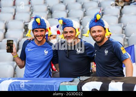 München, Deutschland. Juni 2021. Fans Frankreichs reagieren vor dem UEFA Euro 2020 Championship Group F Spiel zwischen Frankreich und Deutschland in München, Deutschland, 15. Juni 2021. Kredit: Shan Yuqi/Xinhua/Alamy Live Nachrichten Stockfoto