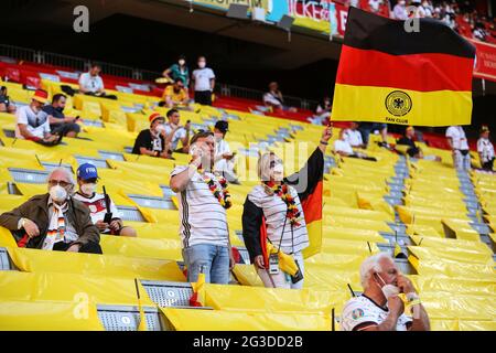 München, Deutschland. Juni 2021. Fans von Deutschland reagieren vor dem UEFA Euro 2020 Championship Group F Spiel zwischen Frankreich und Deutschland in München, Deutschland, 15. Juni 2021. Kredit: Shan Yuqi/Xinhua/Alamy Live Nachrichten Stockfoto