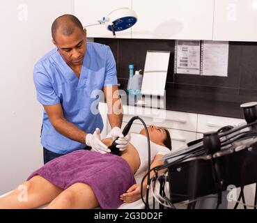 Frau bekommen Hardware Körperbehandlung in der Klinik für ästhetische Kosmetologie Stockfoto