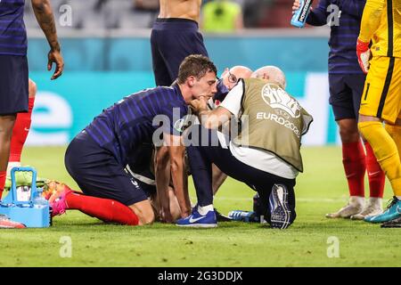 München, Deutschland. Juni 2021. Benjamin Pavard (L) aus Frankreich wird während des UEFA Euro 2020 Championship Group F-Spiels zwischen Frankreich und Deutschland am 15. Juni 2021 in München behandelt. Kredit: Shan Yuqi/Xinhua/Alamy Live Nachrichten Stockfoto