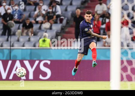 München, Deutschland. Juni 2021. Lucas Hernandez aus Frankreich tritt beim UEFA Euro 2020 Championship Group F Spiel zwischen Frankreich und Deutschland am 15. Juni 2021 in München an. Kredit: Shan Yuqi/Xinhua/Alamy Live Nachrichten Stockfoto