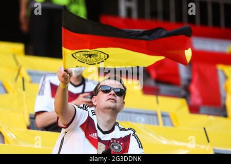 München, Deutschland. Juni 2021. Ein Fan von Deutschland reagiert vor dem UEFA Euro 2020 Championship Group F Spiel zwischen Frankreich und Deutschland in München, Deutschland, 15. Juni 2021. Kredit: Shan Yuqi/Xinhua/Alamy Live Nachrichten Stockfoto