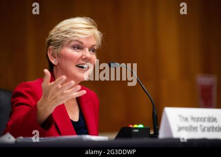 Die Energieministerin Jennifer Granholm erscheint vor einer Anhörung des Senatsausschusses für Energie und natürliche Ressourcen, um den vom Präsidenten vorgeschlagenen Budgetantrag für das Geschäftsjahr 2022 für das Energieministerium am Dienstag, den 15. Juni 2021, im Dirksen Senate Office Building in Washington, DC, zu prüfen. Kredit: Rod Lamkey/CNP /MediaPunch Stockfoto