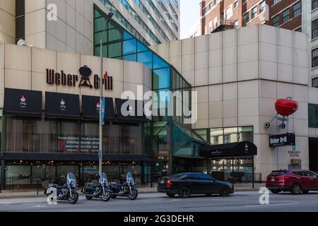 Drei Indianapolis Metropolitan Police Department Harley Davidson Road King Motorräder parkten vor dem Weber Grill Restaurant in der Innenstadt von Indy. Stockfoto