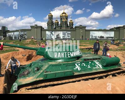 Moskau, Russland. Mai 2021. Kinder spielen auf einem russischen T34-Panzer in einer Position. Die Szene ist Teil des „Patriot Park“, der vom Verteidigungsministerium komplett neu erbaut wurde und in dem sich auch das größte Kriegsmuseum des Landes befindet. Hier wird modernste Multimedia-Technologie eingesetzt, um an die Schrecken des Großen Vaterländischen Krieges zu erinnern, wie dieser Teil des Zweiten Weltkriegs in Russland offiziell bekannt ist. Quelle: Ulf Mauder/dpa/Alamy Live News Stockfoto