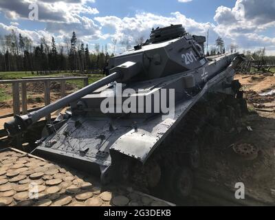 Moskau, Russland. Mai 2021. Ein zerstörter deutscher Panzer steht auf einem nachgebauten Schlachtfeld. Die Szene ist Teil des „Patriot Park“, der vom Verteidigungsministerium komplett neu erbaut wurde und in dem sich auch das größte Kriegsmuseum des Landes befindet. Hier wird modernste Multimedia-Technologie eingesetzt, um an die Schrecken des Großen Vaterländischen Krieges zu erinnern, wie dieser Teil des Zweiten Weltkriegs in Russland offiziell bekannt ist. (An dpa-KORR: 'Geschichte als Spektakel: Vor 80 Jahren griff Hitler Stalin an') Quelle: Ulf Mauder/dpa/Alamy Live News Stockfoto