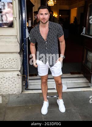 London, Großbritannien. Juni 2021. Aaron Renfree nimmt an einer Gala von Dr. Ranj: Scrubs to Sparkles im Garrick Theatre in London Teil. (Foto von Brett Cove/SOPA Images/Sipa USA) Quelle: SIPA USA/Alamy Live News Stockfoto