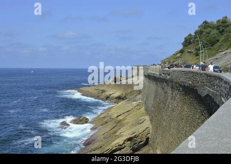 Paseo Nuevo, Strandpromenade rund um Mt Monte Urgull, Mt Monte Igueldo hinten, Pais Vasco, San Sebastian, Baskenland, Spanien Stockfoto