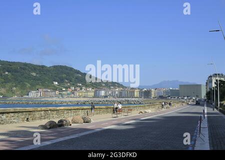 Paseo Nuevo, Strandpromenade rund um Mt Monte Urgull, Mt Monte Igueldo hinten, Pais Vasco, San Sebastian, Baskenland, Spanien Stockfoto