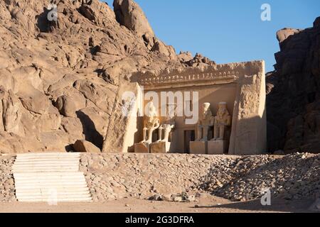 Reduzierte Nachbildungen der wichtigsten antiken ägyptischen Sehenswürdigkeiten im Beduinendorf in der Nähe der Stadt Sharm el Sheikh. Ägypten Stockfoto