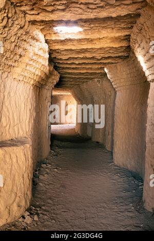 Ein unterirdischer Tunnel in einer alten Struktur. Stockfoto
