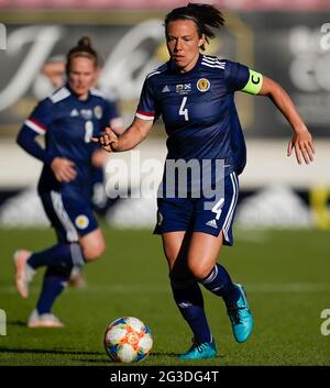 Llanelli, Großbritannien. Juni 2021. Rachel Corsie wurde während des Freundschaftsspiel der Frauen zwischen Wales und Schottland im Parc Y Scarlets in Aktion gesehen. (Endergebnis; Wales 0:1Schottland). Kredit: SOPA Images Limited/Alamy Live Nachrichten Stockfoto