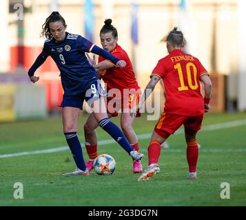 Llanelli, Großbritannien. Juni 2021. Caroline Wier (L) Angharad James (C) und Jess Fishlock werden während des Women's Friendly Football Matches zwischen Wales und Schottland im Parc Y Scarlets in Aktion gesehen. (Endergebnis; Wales 0:1Schottland). Kredit: SOPA Images Limited/Alamy Live Nachrichten Stockfoto