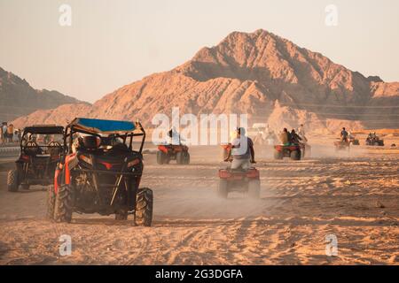 Quad-Bike-Safari in der Wüste, Ägypten. Safaritour durch die ägyptische Wüste mit ATV. Stockfoto