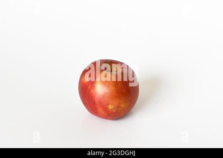 Rote Äpfel Gala auf isoliertem weißem Hintergrund Stockfoto