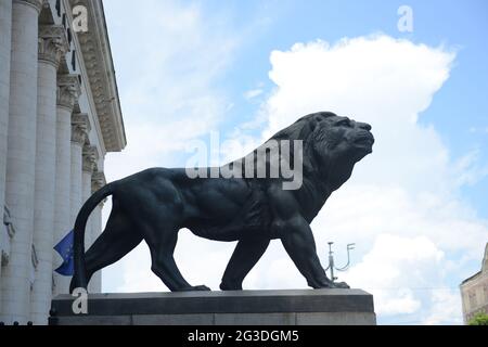 Bronzeskulptur mit Löwen vor dem Gerichtsgebäude in Sofia, Bulgarien. Stockfoto