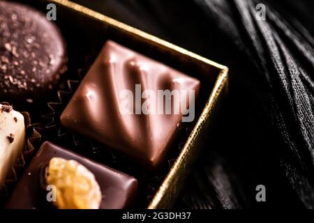 Schweizer Pralinen in Geschenkbox, verschiedene Luxus-Pralinen aus dunkler und milcher Bio-Schokolade in der Schweizer Chocolaterie, süße Dessertspeisen wie Stockfoto