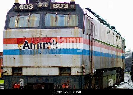 Leichte Regenfälle auf alte Amtrak-Lokomotiven, die im Eisenbahnmuseum von Pennsylvania im Lancaster County ausgestellt sind. Stockfoto