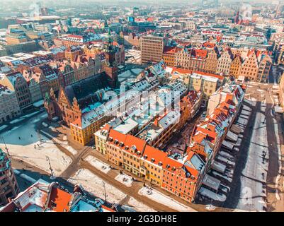 Wroclaw, Poland 02.15.2021 - Luftpanoramischer Blick auf alte Stadtgebäude. Heller sonniger Tag in der Stadt Breslau. Bunte alte Stadthäuser. Die Architektur der Altstadt. Stockfoto