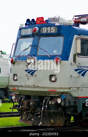 Leichte Regenfälle auf alte Amtrak-Lokomotiven, die im Eisenbahnmuseum von Pennsylvania im Lancaster County ausgestellt sind. Stockfoto