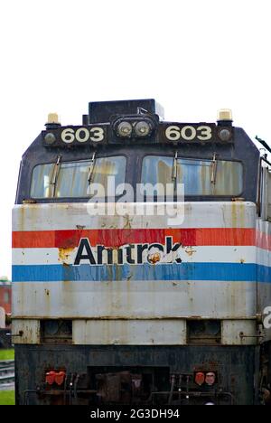 Leichte Regenfälle auf alte Amtrak-Lokomotiven, die im Eisenbahnmuseum von Pennsylvania im Lancaster County ausgestellt sind. Stockfoto