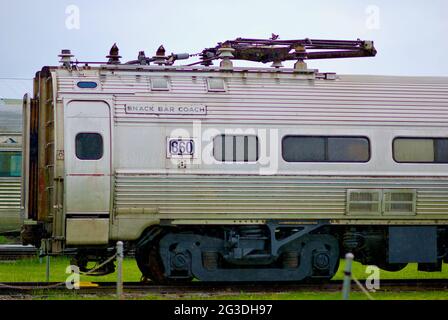 Leichter Regen fällt auf einen altmodischen Imbisswagen, der im Eisenbahnmuseum des Railroad Museum of Pennsylvania in Lancaster County ausgestellt ist. Stockfoto