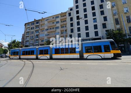Straßenbahnen im Stadtzentrum von Sofia in Bulgarien. Stockfoto