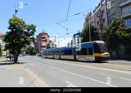 Straßenbahnen im Stadtzentrum von Sofia in Bulgarien. Stockfoto