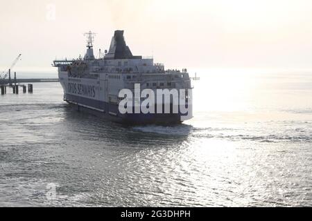 Fähre verlässt den Hafen von Calais, Frankreich, um den englischen Kanal nach Dover, Großbritannien zu überqueren. Stockfoto