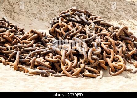 Riesige rostige Ankerketten eines alten Schiffes am Sandstrand Stockfoto