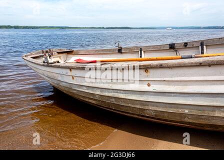 Hölzerne Fischerboot auf sandigen Ufer des Flusses im Sommer Tag Stockfoto