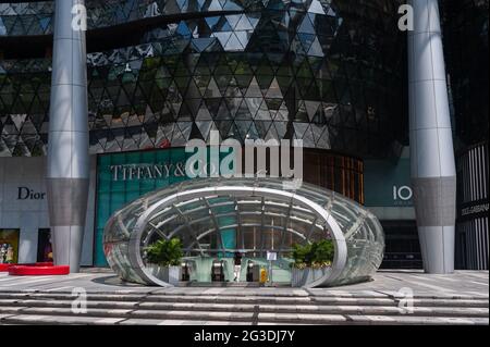 14.06.2021, Singapur, Republik Singapur, Asien - Außenansicht des ION Orchard Einkaufszentrums mit Zugang zur U-Bahn-Station MRT. Stockfoto