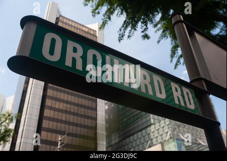 14.06.2021, Singapur, Republik Singapur, Asien - Orchard Road Straßenschild entlang der Haupteinkaufsstraße während der anhaltenden Corona-Krise. Stockfoto