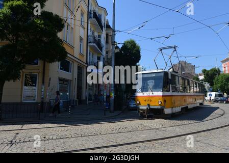 Straßenbahnen im Stadtzentrum von Sofia in Bulgarien. Stockfoto