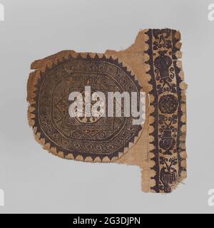 Gewebefragment mit Clavus und Orbiculus. Natürliches Leinengewebefragment mit geflochtenem Clavus und genähtem Orbiculus in dunkelviolett. Der Orbiculus hat in der Mitte ein Cikelmotiv mit vier Vasen und Blattgetränken, um ihn herum ein achtzackiger Stern. Hier um einen Kreis und einen breiteren Kreis mit durchgehendem Zopf-Motiv. All dies in der Flugdrahttechnik. Das ganze ist von einer Zahnkante umgeben. Der Clavus hat einen Rand mit gezahnter Liste, in der Dekoration von Blumenvasen, Medaillons und Blattwerk, deren Details auch hier in der fliegenden Drahttechnik zu finden sind. Der Orbiculus ist feiner gewebt als der Clavus. Stockfoto