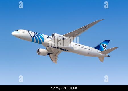 Dubai, Vereinigte Arabische Emirate - 22. Mai 2021: Flugzeug der Egyptair Boeing 787-9 Dreamliner am Flughafen Dubai (DXB) in den Vereinigten Arabischen Emiraten. Stockfoto