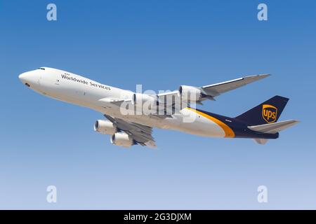 Dubai, Vereinigte Arabische Emirate - 22. Mai 2021: UPS United Parcel Service Boeing 747-8F Flugzeug am Flughafen Dubai (DXB) in den Vereinigten Arabischen Emiraten. Stockfoto