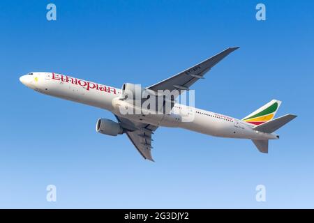 Dubai, Vereinigte Arabische Emirate - 22. Mai 2021: Boeing 777-300ER von Ethiopian Airlines auf dem Flughafen Dubai (DXB) in den Vereinigten Arabischen Emiraten. Stockfoto