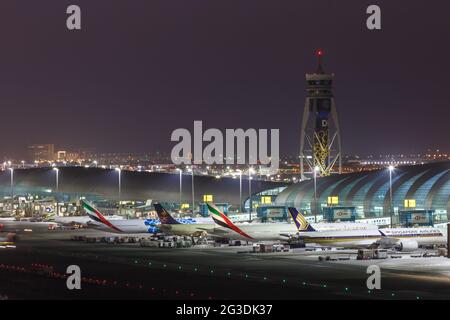 Dubai, Vereinigte Arabische Emirate - 27. Mai 2021: Flugzeuge am Flughafen Dubai (DXB) in den Vereinigten Arabischen Emiraten. Stockfoto