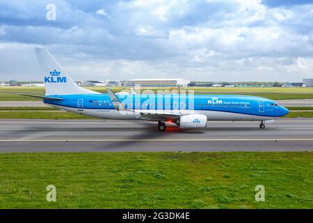 Amsterdam, Niederlande - 21. Mai 2021: Boeing 737-800 von KLM Royal Dutch Airlines am Flughafen Amsterdam Schiphol (AMS) in den Niederlanden. Stockfoto