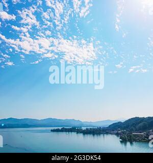 Idyllische Schweizer Landschaft, Blick auf den Zürichsee in Wollerau, Kanton Schwyz in der Schweiz, Zürichsee, Berge, blaues Wasser, Himmel als Sommernature und Stockfoto