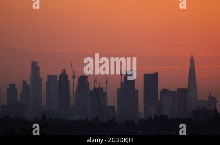 Wimbledon, London, Großbritannien. 16. Juni 2021. Sonnenaufgang um 04:43 Uhr beginnt ein weiterer Tag mit heißen Temperaturen, der auf mögliche 28 Grad ansteigt, bevor die Dinge mit Gewittern am frühen Donnerstagmorgen enden werden. Quelle: Malcolm Park/Alamy Live News. Stockfoto