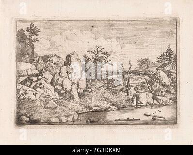 Landschaft mit zwei Stämmen im Wasser. Landschaft mit Felsen und einem Fluss im Vordergrund, wo zwei Baumstämme schweben. Am Ufer zwei Menschen und ein Drittel auf der Holzbrücke über das Wasser. Stockfoto