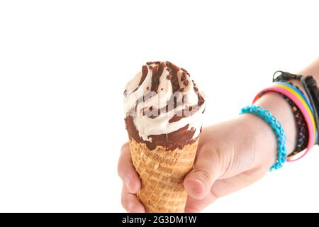 Halten von Eis mit Schokolade in Kegel in der Hand isoliert auf weißem Hintergrund Stockfoto