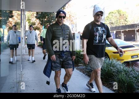 16. Juni 2021: ANDREW JOHNS und NATHAN HINDMARSH nehmen am 16. Juni 2021 in Sydney, NSW Australien, am Charity Walk der Mark Hughes Foundation „The Big Three“ vom NRL-Hauptquartier zum Sydney Opera House Teil, um Geld und Bewusstsein für Hirntumoren zu schaffen (Foto: © Christopher Khoury/Australische Presseagentur über ZUMA Wire) Stockfoto