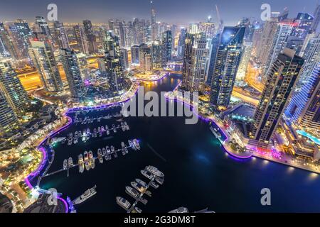 Dubai Marina Skyline Architektur Gebäude Reiseübersicht bei Nacht Dämmerung von oben in der Stadt der Vereinigten Arabischen Emirate Stockfoto