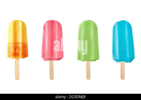 Collage mit buntem Eis auf weißem Hintergrund isoalted. Frischer gefrorener Eispopsicle mit Kopierraum. Kreative Sommerhintergrund Stockfoto